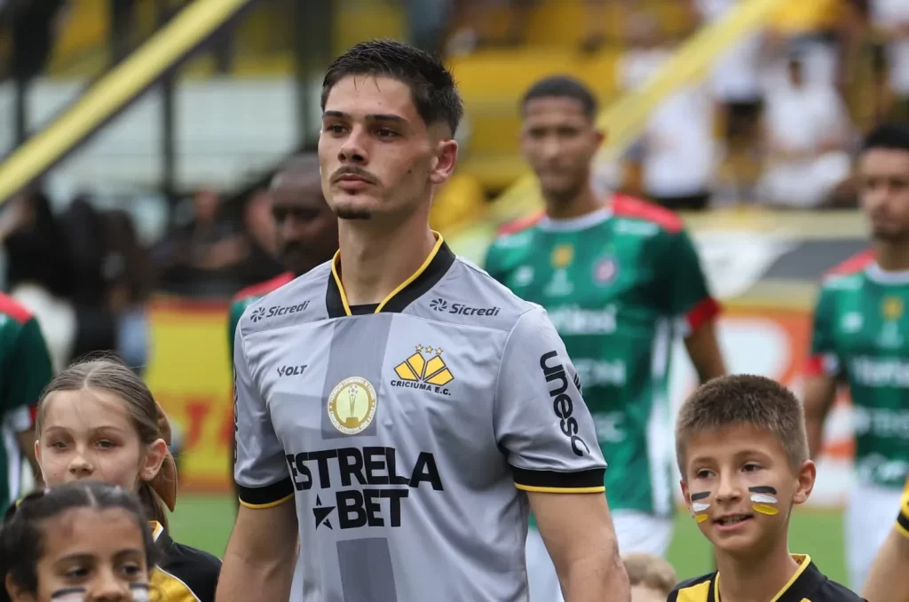 Goleiro Kauã durante a sua estreia no profissional do Criciúma