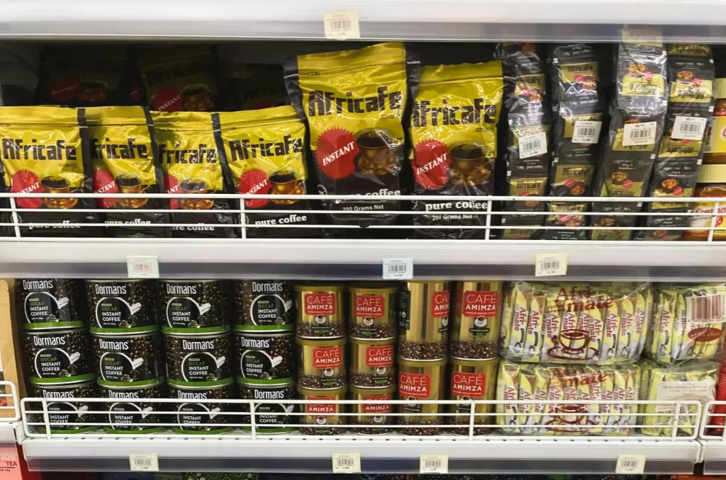 Prateleiras de café em supermercado