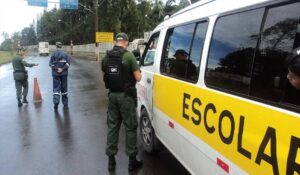 Fiscalização de vans escolares em Criciúma: “até porta amarrada com corda”