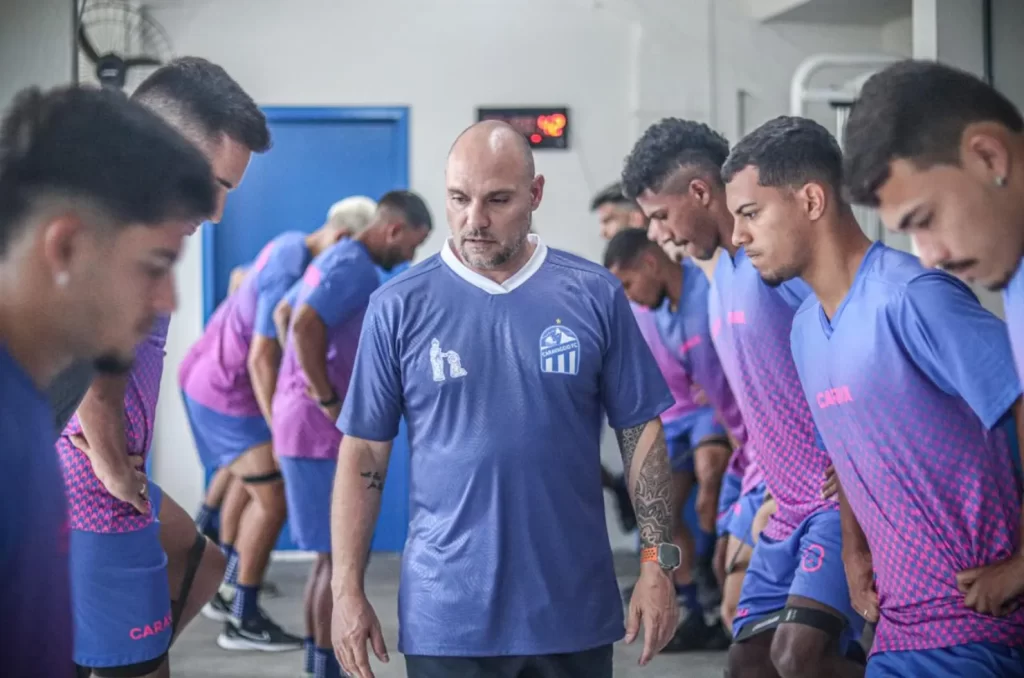 Treino de musculação do Caravaggio, comandado pelo fisioterapeuta Eduardo Monteiro