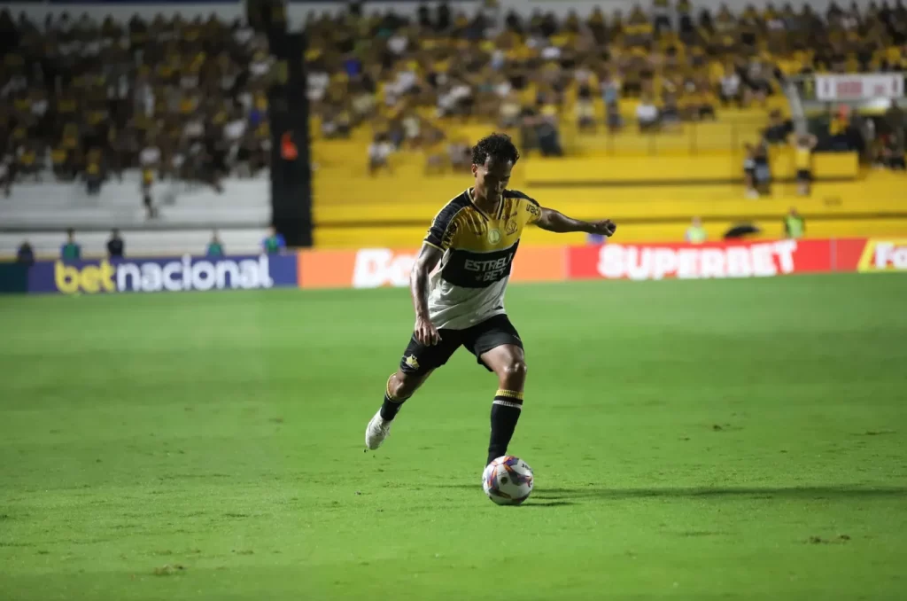 Everton Morelli, durante partida pelo Criciúma