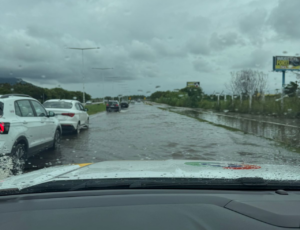 Alagamento causado pelas chuvas na SC-401 dificulta tráfego em Florianópolis