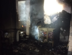 Incêndio em casa mobiliza bombeiros em São José