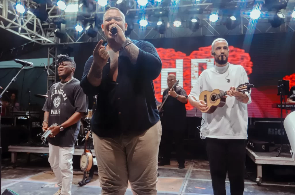 Imagem do Filezão em Balneário Rincão com público aproveitando o evento, open food, open bar e estrutura de festa ao ar livre