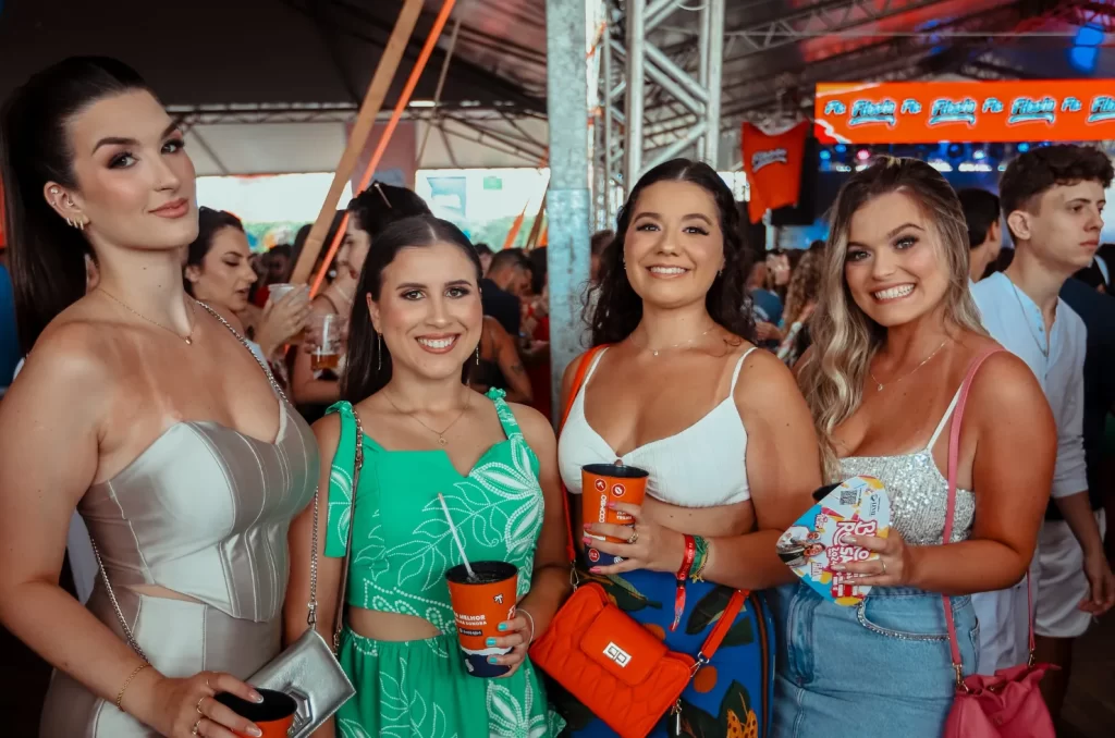 Imagem do Filezão em Balneário Rincão com público aproveitando o evento, open food, open bar e estrutura de festa ao ar livre