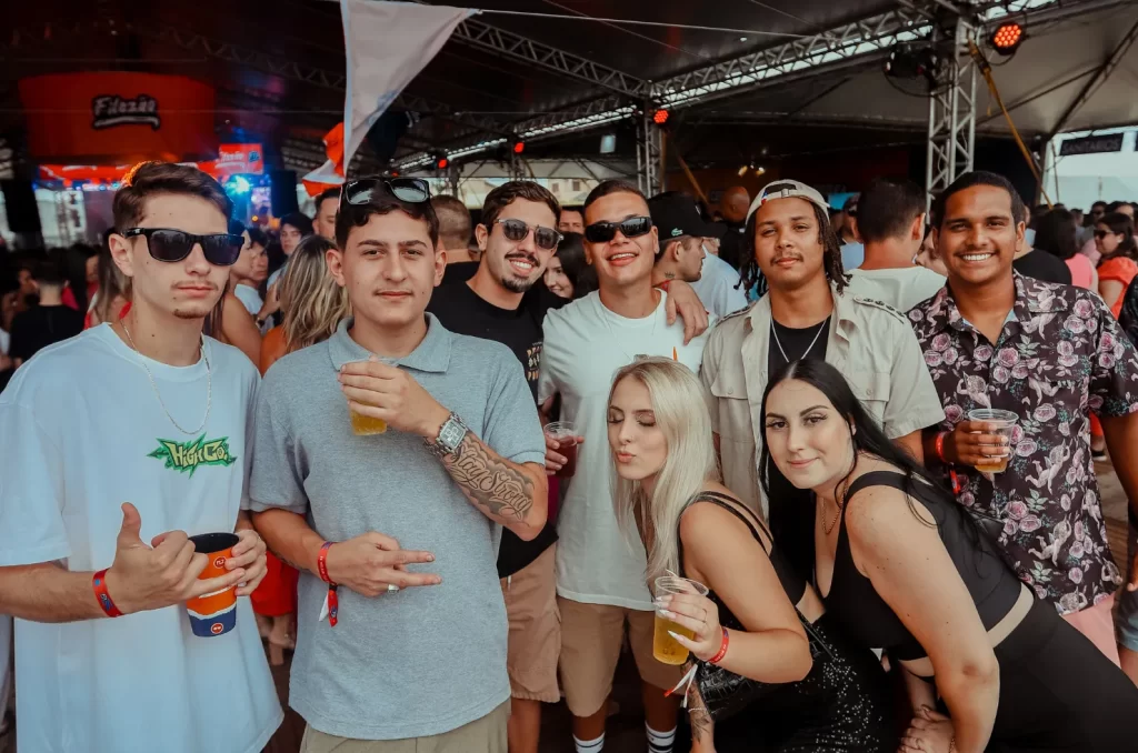 Imagem do Filezão em Balneário Rincão com público aproveitando o evento, open food, open bar e estrutura de festa ao ar livre