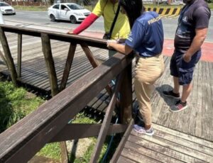 Fiscais apreendem facas na praia de Navegantes