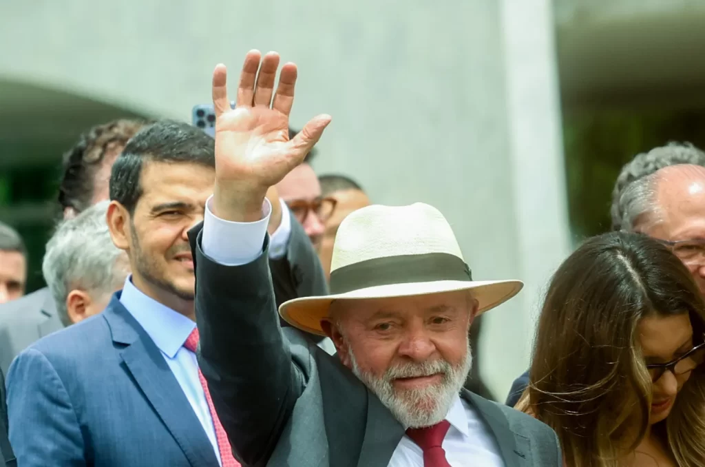 Presidente Lula acenando durante aparição