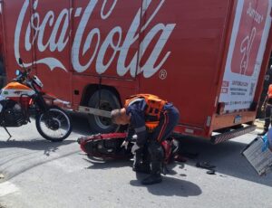 Garoto de 17 anos morre embaixo de caminhão da Coca-Cola em Itajaí
