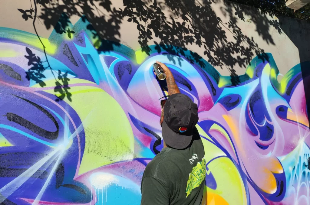 Renovação dos grafites na Praça Domenico Sônego, incluindo trabalho de artistas locais e do primeiro grafiteiro surdo do Brasil