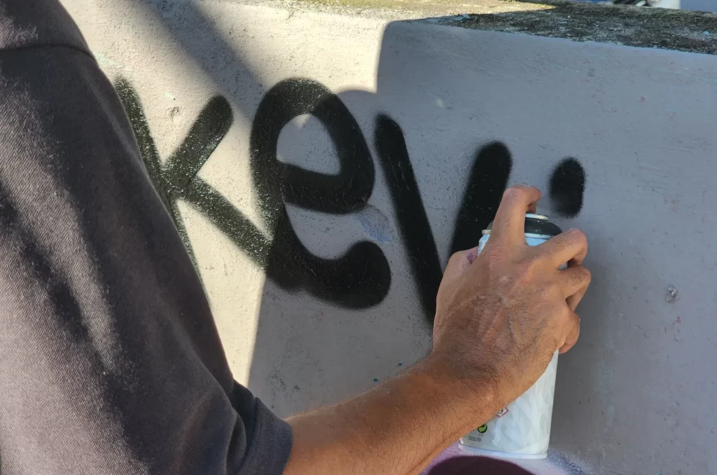 Renovação dos grafites na Praça Domenico Sônego, incluindo trabalho de artistas locais e do primeiro grafiteiro surdo do Brasil