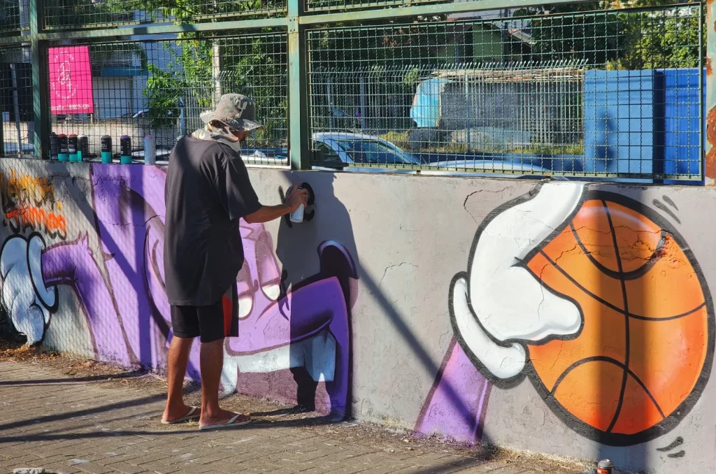 Renovação dos grafites na Praça Domenico Sônego, incluindo trabalho de artistas locais e do primeiro grafiteiro surdo do Brasil