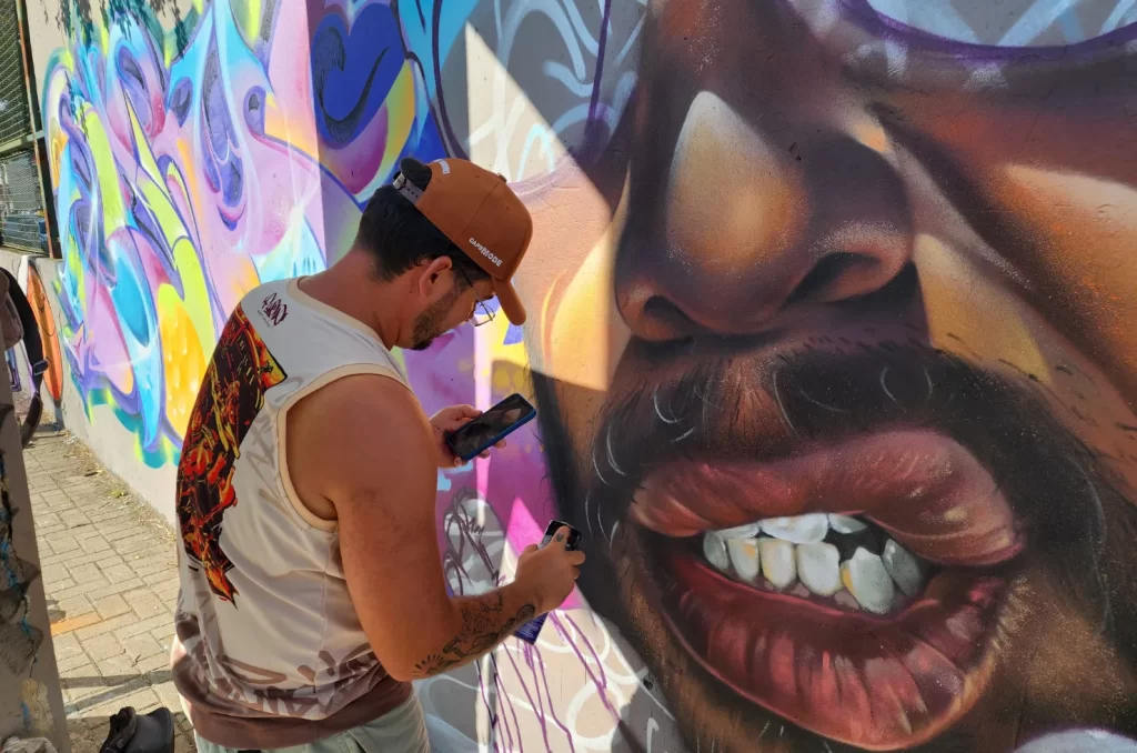 Renovação dos grafites na Praça Domenico Sônego, incluindo trabalho de artistas locais e do primeiro grafiteiro surdo do Brasil