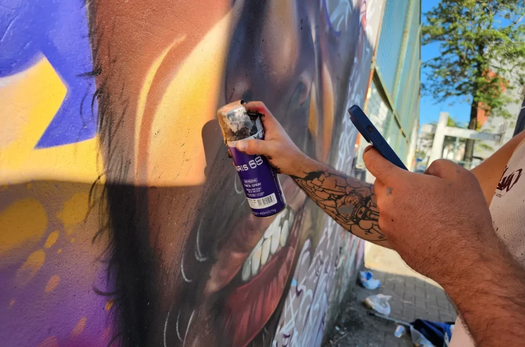 Renovação dos grafites na Praça Domenico Sônego, incluindo trabalho de artistas locais e do primeiro grafiteiro surdo do Brasil