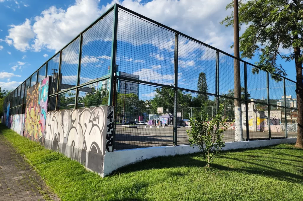 Renovação dos grafites na Praça Domenico Sônego, incluindo trabalho de artistas locais e do primeiro grafiteiro surdo do Brasil