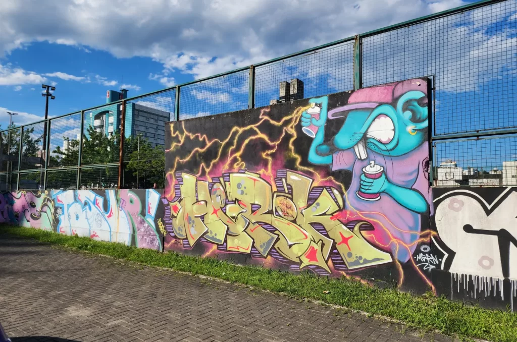 Renovação dos grafites na Praça Domenico Sônego, incluindo trabalho de artistas locais e do primeiro grafiteiro surdo do Brasil