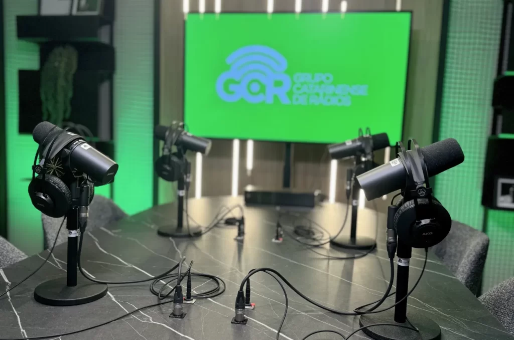 Grupo Catarinense de Rádios inaugura sala de podcasts em Criciúma, equipada com tecnologia de ponta e suporte técnico completo