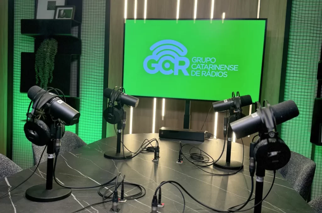 Grupo Catarinense de Rádios inaugura sala de podcasts em Criciúma, equipada com tecnologia de ponta e suporte técnico completo