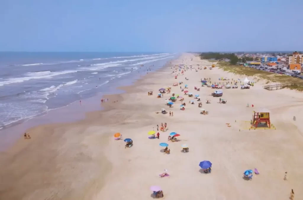 Guarda vidas salvam jovem vítima de afogamento em Balneário Gaivota