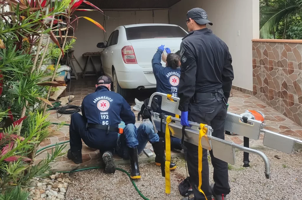 Equipes do SAMU Aeromédico transferindo vítima de queda de telhado em Treze de Maio