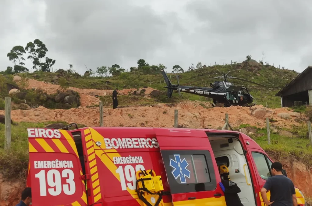 Equipes do SAMU Aeromédico transferindo vítima de queda de telhado em Treze de Maio