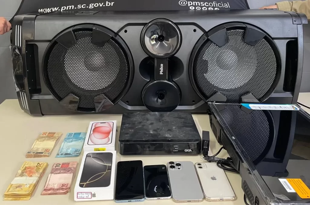 Celulares e eletrônicos roubados no Centro de Criciúma e recuperados pela Polícia Militar