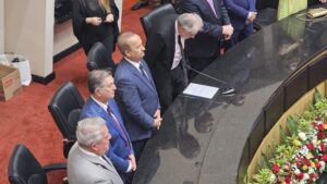 Topázio Neto toma posse como prefeito de Florianópolis