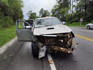 Carro pega fogo após colisão em Santo Amaro da Imperatriz