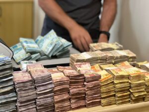 Polícia encontra R$ 417 mil escondidos em painel de carro em Palhoça
