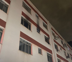 Incêndio em apartamento mobiliza bombeiros e vizinhos