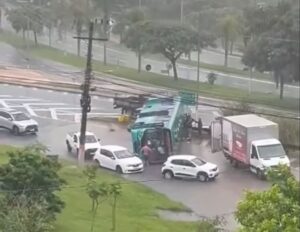 Ônibus tomba em Florianópolis durante chuvas