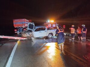 Colisão entre veículos e caminhão na BR-282 causa bloqueio