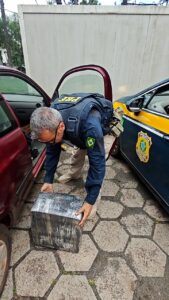 PRF apreende 120 kg de maconha em carro na BR-282
