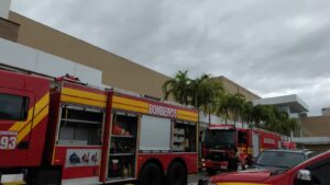 Bombeiros controlam princípio de incêndio em shopping de São José