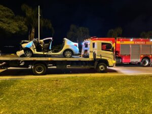 Acidente envolvendo um carro e um guincho deixa feridos