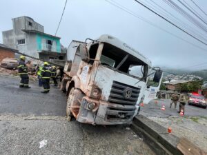 Caminhão bate em residência em Florianópolis