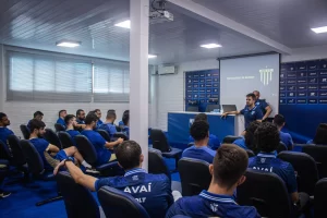 Avaí promove integração entre categorias de base