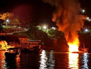 Incêndio destrói barco na badalada praia do Caixa D’Aço