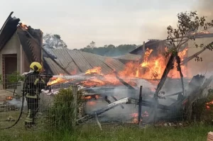 Incêndio destrói residência em Içara