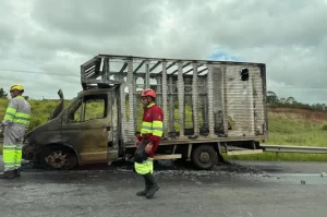 Incêndio em caminhão bloqueia faixa da BR-101 em Jaguaruna