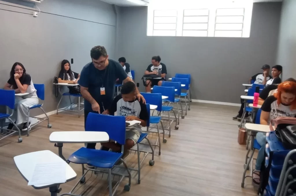Jovens aprendizes tendo aula no curso da Abadeus