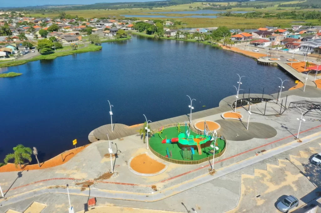 Imagem das obras de revitalização da Lagoa do Jacaré, em Balneário Rincão