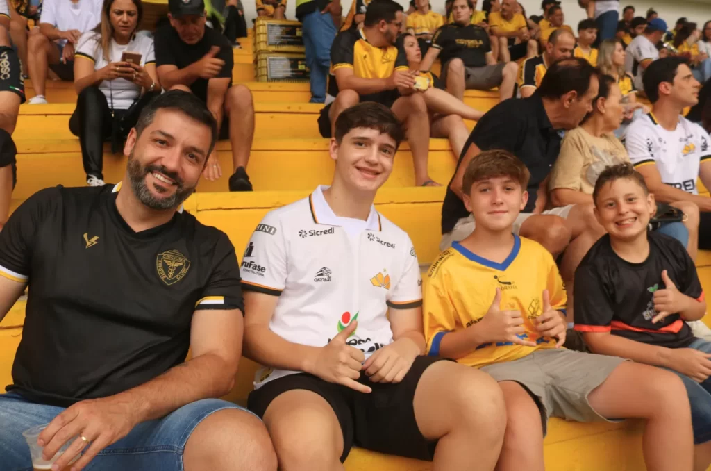 Torcida carvoeira no Estádio Heriberto Hülse durante o jogo entre Criciúma e Barra pela 4ª rodada do Campeonato Catarinense