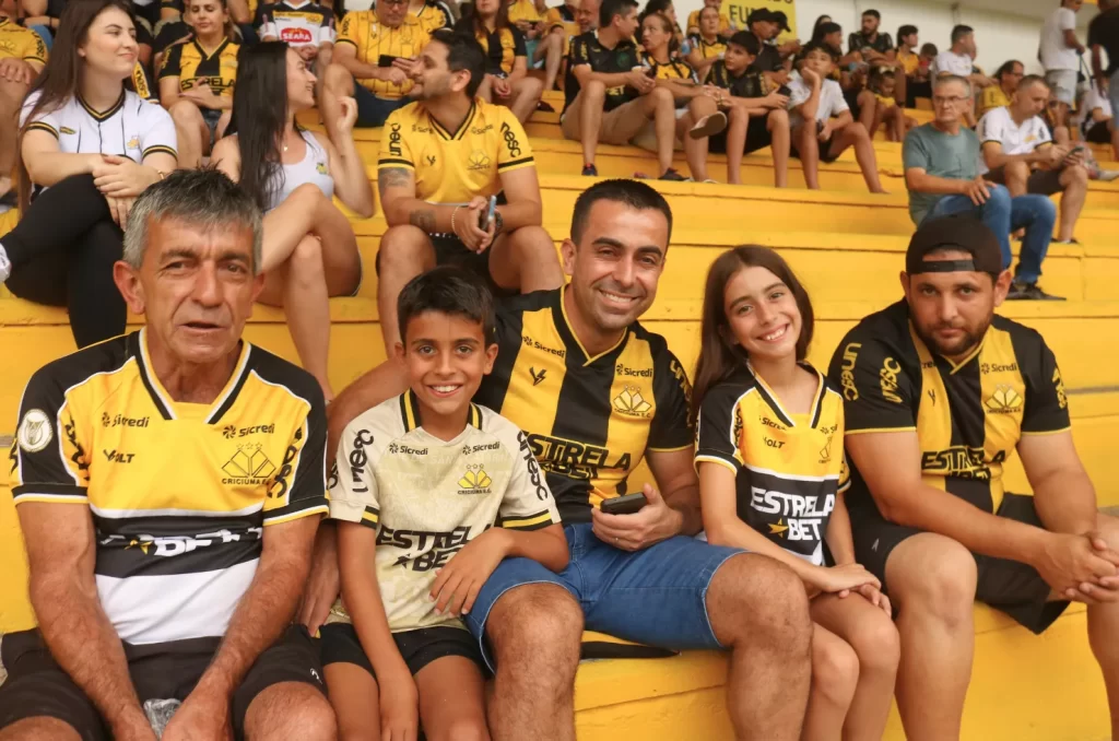 Torcida carvoeira no Estádio Heriberto Hülse durante o jogo entre Criciúma e Barra pela 4ª rodada do Campeonato Catarinense