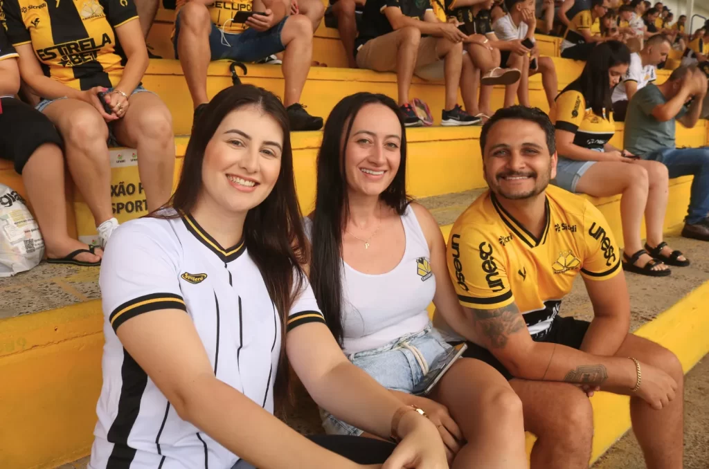 Torcida carvoeira no Estádio Heriberto Hülse durante o jogo entre Criciúma e Barra pela 4ª rodada do Campeonato Catarinense