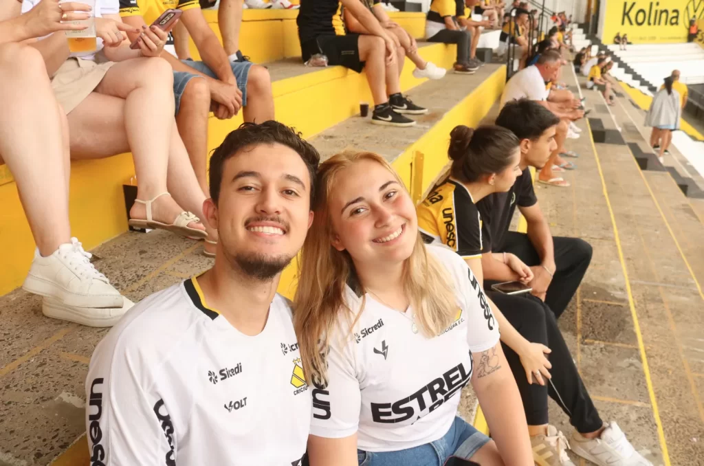 Torcida carvoeira no Estádio Heriberto Hülse durante o jogo entre Criciúma e Barra pela 4ª rodada do Campeonato Catarinense