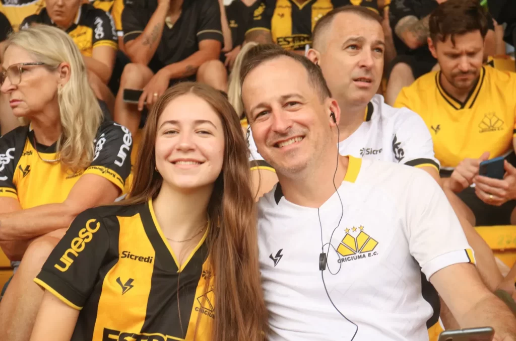 Torcida carvoeira no Estádio Heriberto Hülse durante o jogo entre Criciúma e Barra pela 4ª rodada do Campeonato Catarinense