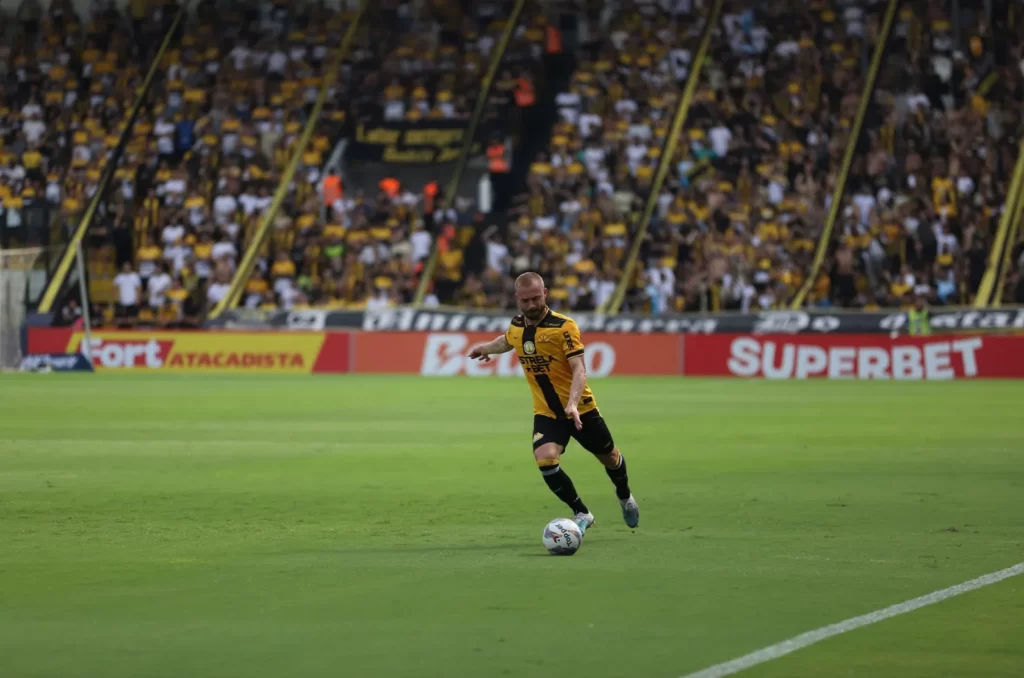Marcelo Hermes disputando partida pelo Criciúma