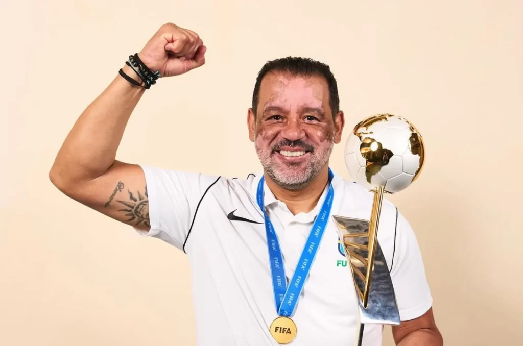 Marquinhos Xavier com a taça de campeão do mundo de Futsal