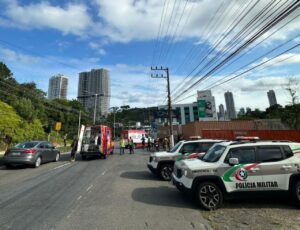Motociclista fica gravemente ferido e rodovia Osvaldo Reis para